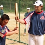 ヤング東加古川レッドアローズの選手に指導する鎌倉健さん＝兵庫県小野市長尾町