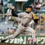 セ・パ交流戦の対広島カープ戦で登板する北海道日本ハムファイターズ時代の鎌倉健さん＝２００５年５月