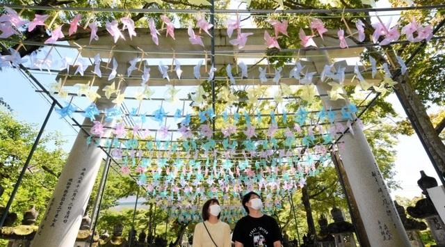 頭上で回る色とりどりの風車＝鹿嶋神社