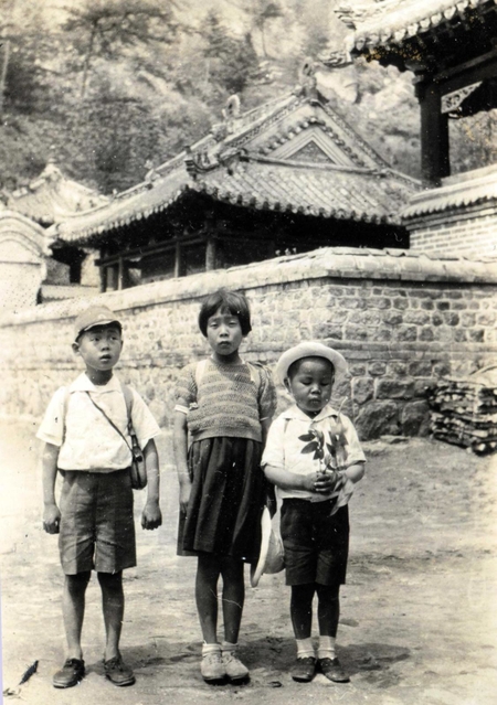 ６歳の頃の堀川さん（左）らきょうだい。中国・鞍山市近郊の千山で撮影した＝１９４２年