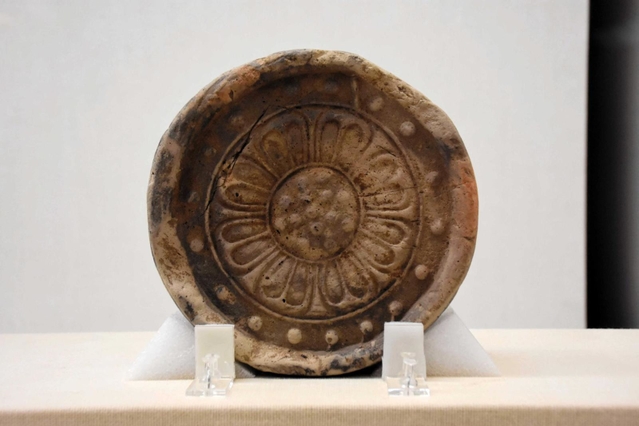 古代の淡路国分寺（南あわじ市）の丸瓦。紀伊国分寺の瓦と同じデザインで、同じ型が南海道を通じて伝わった＝県立考古博物館