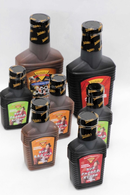 キング醸造の日の出みりんを材料に作られるヨシダソース。奥は米国で売られているリテールサイズ、手前は日本用のハーフサイズ