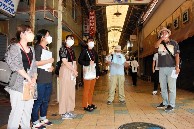 地域を巡る甲南女子大生ら＝高砂銀座商店街