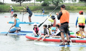 ＳＵＰの体験教室を楽しむ子どもたち＝加古大池