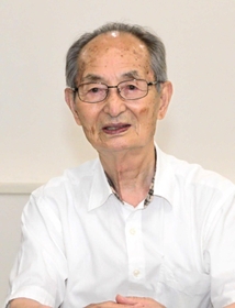 米軍機の機銃掃射に遭った経験を語る竹内隆さん＝明石市内