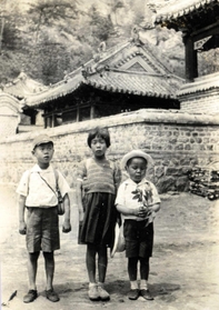 ６歳の頃の堀川さん（左）らきょうだい。中国・鞍山市近郊の千山で撮影した＝１９４２年