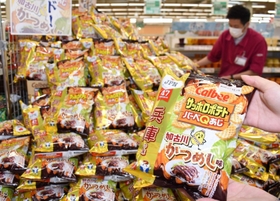 スーパーに山積みされた「サッポロポテトバーベＱあじ　加古川かつめし味」＝加古川市尾上町安田、マックスバリュ安田店