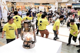 聖火のそばでダンスを披露するイーストパブリックモンキーズのメンバー＝ニッケパークタウン