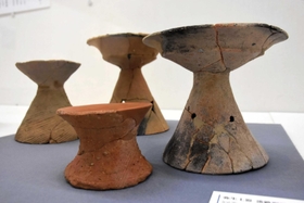 上につぼや鉢などの器を載せる台。他の地域では珍しい小鼓のような形状で「淡路型器台」と呼ばれる＝県立考古博物館