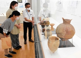 淡路島で発掘された土器などが並ぶ会場＝県立考古博物館