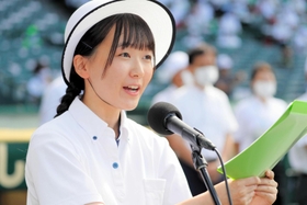 開会式で司会を務める大島璃子さん＝西宮市甲子園町、甲子園球場（代表撮影）