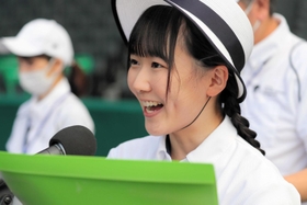 開会式で司会を務める大島璃子さん＝西宮市甲子園町、甲子園球場（代表撮影）
