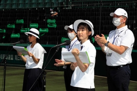 開会式で司会を務める大島璃子さん（右から２人目）＝西宮市甲子園町、甲子園球場（代表撮影）