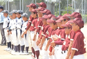 決勝の激戦を終えた播磨少年クラブ（手前）と加古川ｂｂドリームの選手ら＝神戸市西区岩岡町岩岡、ＣＣＰグラウンド