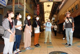 地域を巡る甲南女子大生ら＝高砂銀座商店街