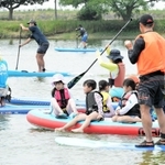 ＳＵＰの体験教室を楽しむ子どもたち＝加古大池