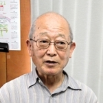 米軍機から逃げた当時の体験を振り返る杉本猛さん＝加古川市