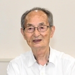 米軍機の機銃掃射に遭った経験を語る竹内隆さん＝明石市内