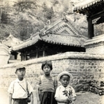 ６歳の頃の堀川さん（左）らきょうだい。中国・鞍山市近郊の千山で撮影した＝１９４２年