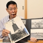 中国・鞍山市にいた頃の写真を示しながら、当時の体験を語る堀川哲男さん＝加古川市