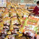 スーパーに山積みされた「サッポロポテトバーベＱあじ　加古川かつめし味」＝加古川市尾上町安田、マックスバリュ安田店