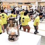 聖火のそばでダンスを披露するイーストパブリックモンキーズのメンバー＝ニッケパークタウン