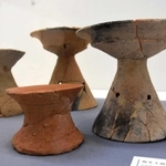 上につぼや鉢などの器を載せる台。他の地域では珍しい小鼓のような形状で「淡路型器台」と呼ばれる＝県立考古博物館