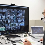 講師の竹内義博さんと画面越しに意見を交わす生徒たち＝兵庫県加古川総合庁舎