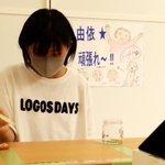 箸で豆を素早く移動させ、ギネス世界記録に挑む坂崎由依さん＝いなみっこ広場