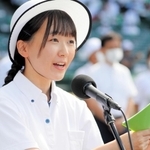 開会式で司会を務める大島璃子さん＝西宮市甲子園町、甲子園球場（代表撮影）