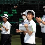 開会式で司会を務める大島璃子さん（右から２人目）＝西宮市甲子園町、甲子園球場（代表撮影）