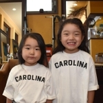 カットに臨む山田陽生君（右）と和花ちゃん＝加古川市加古川町北在家