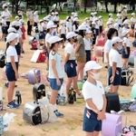 ランドセルや夏休みの宿題を脇に置いて始業式に臨む児童＝中筋小学校