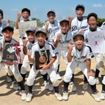 優勝した加古川ｂｂドリームの選手たち＝ＣＣＰグラウンド