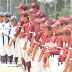 決勝の激戦を終えた播磨少年クラブ（手前）と加古川ｂｂドリームの選手ら＝神戸市西区岩岡町岩岡、ＣＣＰグラウンド