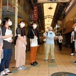 地域を巡る甲南女子大生ら＝高砂銀座商店街