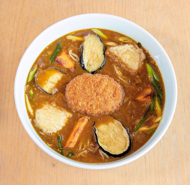 そば料理いなみの「愛宕池夏野菜と鴨ミンチカツのため池カレーそば」（稲美町商工会提供）