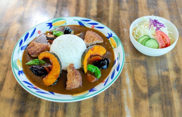 カフェ＆レストランいな美の里の「天満大池地元野菜とハンバーグの欲ばりカレー」（稲美町商工会提供）