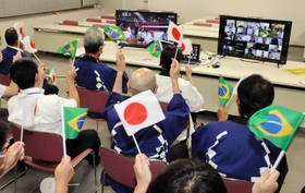 シッティングバレーボールのブラジル代表女子チームを応援する加古川市職員＝同市役所