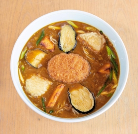 そば料理いなみの「愛宕池夏野菜と鴨ミンチカツのため池カレーそば」（稲美町商工会提供）