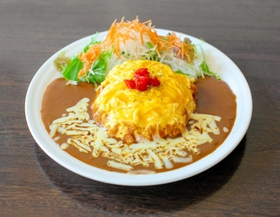 カフェ＆ダイニングサンキューの「弁天池オムチーズカレー」（稲美町商工会提供）