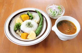 Ｅｌ・Ｌｉｓｔｏｎ（エル・リストン）の「琴池具沢山スープカレー」（稲美町商工会提供）