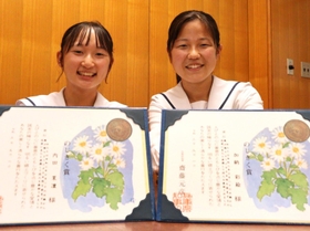 のじぎく賞を受けた（左から）内田茉凜さん、加納彩絵さん＝加古川北高校
