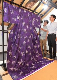 大奥仕様の着物の完成を喜ぶ尾崎高弘さん（右）と制作した山元宏泰さん＝高砂や