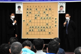 第１１期加古川青流戦決勝３番勝負第１局を解説する井上慶太九段（右）と、横山友紀三段＝加古川市立青少年女性センター