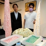 商品をアピールする寄玉昌宏社長（右）と、かつて高砂染を手掛けた尾崎家の子孫、尾崎高弘さん＝高砂市高砂町鍛冶屋町