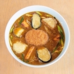 そば料理いなみの「愛宕池夏野菜と鴨ミンチカツのため池カレーそば」（稲美町商工会提供）
