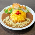 カフェ＆ダイニングサンキューの「弁天池オムチーズカレー」（稲美町商工会提供）