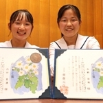 のじぎく賞を受けた（左から）内田茉凜さん、加納彩絵さん＝加古川北高校
