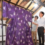 大奥仕様の着物の完成を喜ぶ尾崎高弘さん（右）と制作した山元宏泰さん＝高砂や